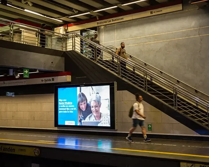 Anuncios en trenes y estaciones Bilbao LoDigitalizo